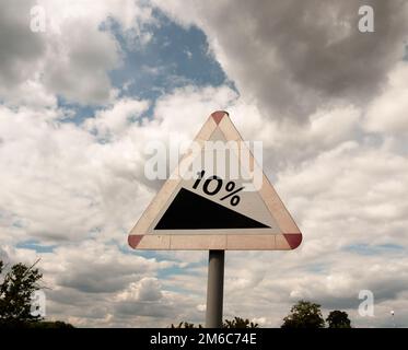 Fahrzeichen 10% Neigung Himmelshintergrund Stockfoto