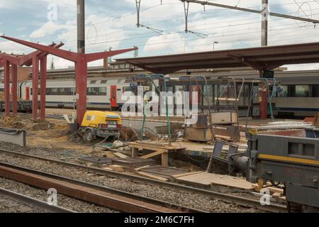 Hasselt, Limburg - Belgien - 06.20.2021. Reparaturarbeiten am Bahnhof. Arbeitsmaschinen auf Eisenbahnschienen Stockfoto