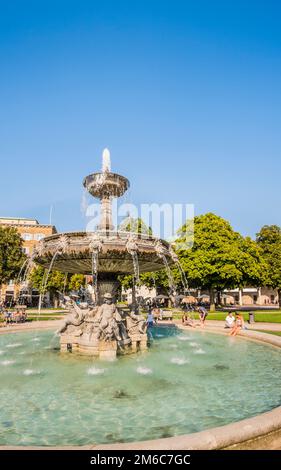 Springbrunnen in den Gärten des neuen Schlosses Stockfoto