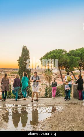 Touristen in den Gärten der Villa borghese, Blick vom pincian-Hügel mit St. Peterâ Basilika im Hintergrund Stockfoto