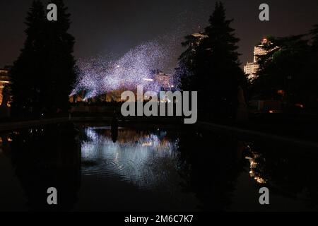 Madrid, Spanien. 03. Januar 2023. Blick auf eine leuchtende Funkenshow des Künstlers Daan Roosegaarde in Los Jardines de Sabatini in Madrid. Der FUNKE zeigt eine Kombination aus Design und Technologie, Tausende von Funken von Licht, das vom Wind leise bewegt wird, die Installation ist vom magischen Licht der Glühwürmchen und der Sterne unserer Galaxie inspiriert. (Foto: Atilano Garcia/SOPA Images/Sipa USA) Guthaben: SIPA USA/Alamy Live News Stockfoto