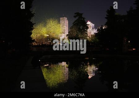 Madrid, Spanien. 03. Januar 2023. Blick auf eine leuchtende Funkenshow des Künstlers Daan Roosegaarde in Los Jardines de Sabatini in Madrid. Der FUNKE zeigt eine Kombination aus Design und Technologie, Tausende von Funken von Licht, das vom Wind leise bewegt wird, die Installation ist vom magischen Licht der Glühwürmchen und der Sterne unserer Galaxie inspiriert. (Foto: Atilano Garcia/SOPA Images/Sipa USA) Guthaben: SIPA USA/Alamy Live News Stockfoto