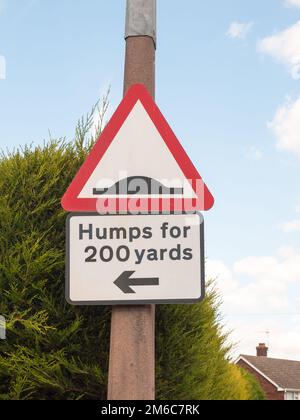 Ein Verkehrsschild an einem Pfosten vor dem Buckel für 200 Yards Richtung Zeiger Stockfoto