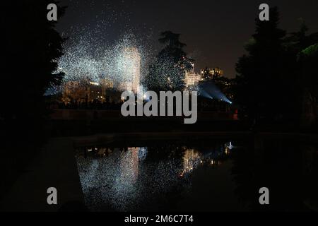 Madrid, Spanien. 03. Januar 2023. Blick auf eine leuchtende Funkenshow des Künstlers Daan Roosegaarde in Los Jardines de Sabatini in Madrid. Der FUNKE zeigt eine Kombination aus Design und Technologie, Tausende von Funken von Licht, das vom Wind leise bewegt wird, die Installation ist vom magischen Licht der Glühwürmchen und der Sterne unserer Galaxie inspiriert. (Foto: Atilano Garcia/SOPA Images/Sipa USA) Guthaben: SIPA USA/Alamy Live News Stockfoto