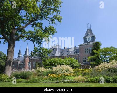 Hasselt, Limburg, Belgien 21-07-2021. Hasselt, Limburg, Belgien 16-07-2021. Bruchstück einer neo-romanischen Burg im Bocrijk-Park in Belgien. Erstellt Stockfoto