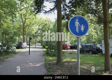 Hasselt, Limburg, Belgien 21-07-2021. Straßenschild, das auf einen Fußweg im Park hinweist Stockfoto