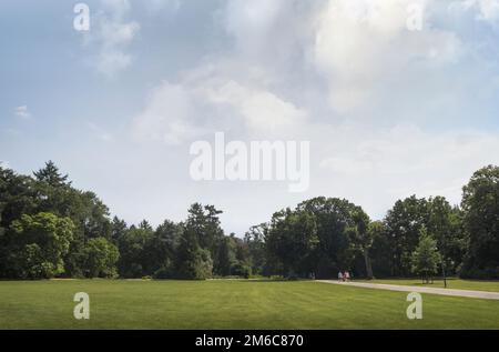 Hasselt, Limburg, Belgien 21-07-2021. Landschaftspark, Sommer, Graswiesen. Menschen gehen den Weg entlang Stockfoto