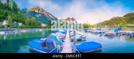 Lange Ponton mit angelegten Boote in der Schweiz Stockfoto