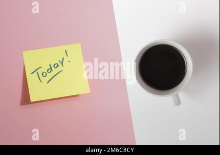 Memory Sheet, Aufkleber – „Today“ und eine Tasse Kaffee auf weißem und pinkfarbenem Hintergrund Stockfoto