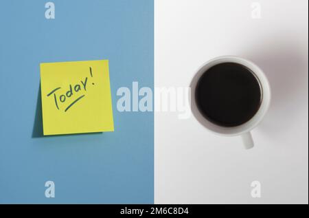 Memory Sheet, Aufkleber – „Today“ und eine Tasse Kaffee auf weißem und blauem Hintergrund Stockfoto