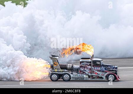 Shockwave rast während der Great Texas Airshow am 22. April 2022 auf der Joint Base San Antonio-Randolph, Texas. Shockwave ist ein maßgeschneiderter Rennwagen mit drei J34-48 Pratt & Whitney Jet Engines, die ursprünglich aus der US Navy T2 Buckeye stammten. Die drei Düsentriebwerke erzeugen einen Schub von insgesamt 21.000 kg mit einer Gesamtleistung von 36.000 PS, der diesen Lkw bei Flugwettkämpfen auf Geschwindigkeiten von über 350 km/h anspornt. Shockwave ist nicht nur der leistungsstärkste Lkw der Welt, sondern hält auch die Rekordgeschwindigkeit für Semi Trucks bei 376 km/h. Stockfoto