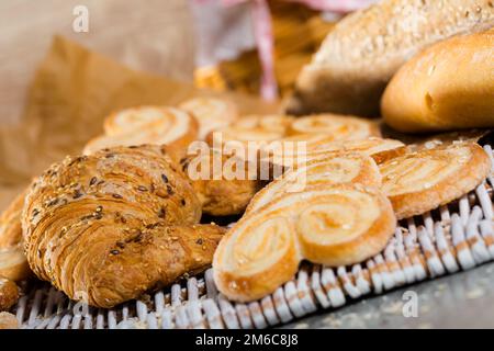 Backwaren auf Korbmatte Stockfoto