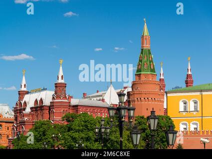 Blick auf den Kreml von der Manezhnaya Platz in Moskau, Russland Stockfoto