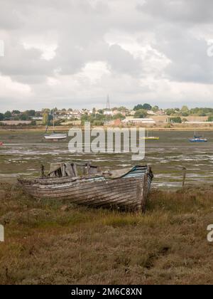 Alte hölzerne Bootsruinen, verlassene Flussmündung Stockfoto