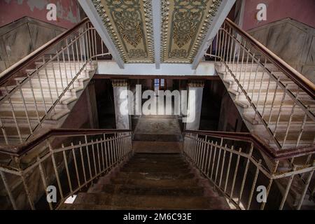 Das Innere eines alten verlassenen Herrenhauses oder Theaters. Stockfoto