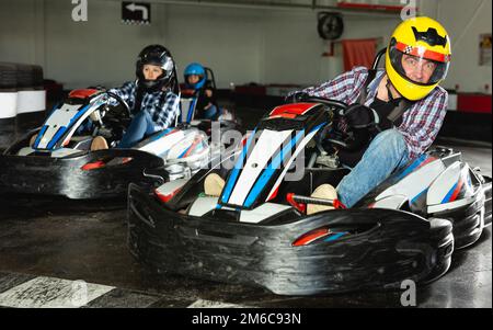 Menschen, die Go-Kart-Autos fahren Stockfoto