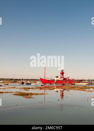 Großes rotes Rettungsboot an sonnigen Tagen in der tollesbury-Mündung Stockfoto