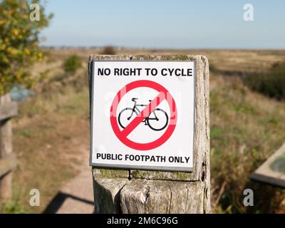 Kein Recht auf Radfahren auf öffentlichen Fußwegen, nur Landpostschild Stockfoto