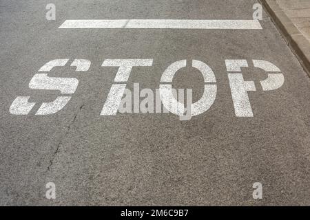 Auf dem Asphaltweg markierte der STRASSENMARKIERUNGSSTOPP Stockfoto
