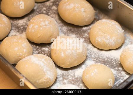 Frisch gebackene weiße Brötchen als Beweis Stockfoto