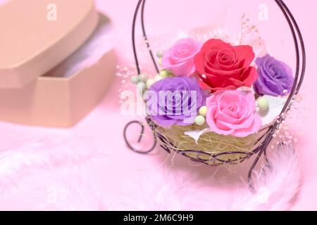 Ein Geschenk aus Preservrd-Blumen- und Tonblumen-Arrangement, farbenfrohe Rosen Stockfoto