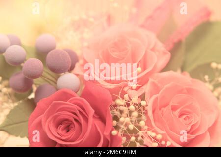 Ein Geschenk mit Preservrd-Blumen- und Tonblumen-Arrangement, Rosa und Rote Rosen Stockfoto