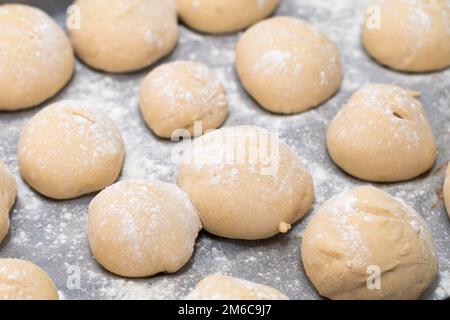 Frisch gebackene weiße Brötchen als Beweis Stockfoto