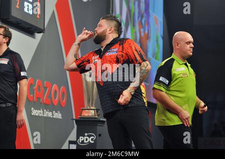 LONDON, VEREINIGTES KÖNIGREICH - JANUAR 3: Michael Smith von England und Michael van Gerwen von den Niederlanden am 7. Tag der Cazoo-Darts-Weltmeisterschaft im Alexandra Palace am 21. Dezember 2022 in London, England. (Foto: Pieter Verbeek/BSR Agency) Kredit: BSR Agency/Alamy Live News Stockfoto