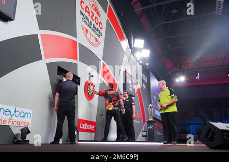 LONDON, VEREINIGTES KÖNIGREICH - JANUAR 3: Michael Smith von England und Michael van Gerwen von den Niederlanden am 7. Tag der Cazoo-Darts-Weltmeisterschaft im Alexandra Palace am 21. Dezember 2022 in London, England. (Foto: Pieter Verbeek/BSR Agency) Kredit: BSR Agency/Alamy Live News Stockfoto