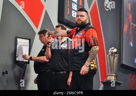 LONDON, VEREINIGTES KÖNIGREICH - JANUAR 3: Michael Smith of England reagiert am 7. Tag der Cazoo World Darts Championship im Alexandra Palace am 21. Dezember 2022 in London, England. (Foto: Pieter Verbeek/BSR Agency) Kredit: BSR Agency/Alamy Live News Stockfoto