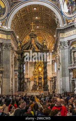 Besucher in St. Peterâ Basilika Stockfoto