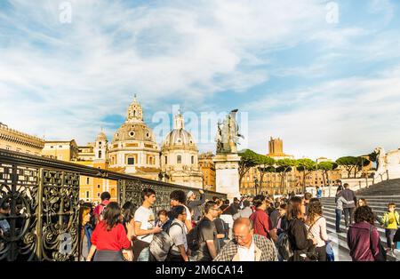 Besucher am Eingangsbereich des Nationaldenkmals für Sieger emanuel II Stockfoto