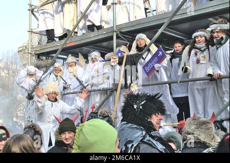 Ein Freiwilliger, der sich während der alljährlichen Parade der drei Könige (Epiphany) am 06. Januar als Engel verkleidet hat. Stockfoto