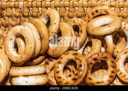 Trockner mit Mohnsamen werden in einer Strohschale in Nahaufnahme dargestellt Stockfoto