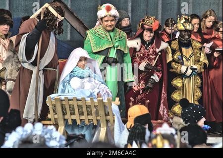 Nachstellung der Geburtsszene der Adoration of the Magi während der jährlichen Three Kings Day Parade am 06. Januar Stockfoto