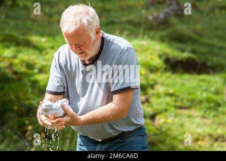 Der Mensch, der seine eigene Wäscherei in der Natur Stockfoto