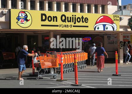 Honolulu, HI - 31. Dezember 2022: Berühmtes japanisches Kaufhaus und Eingangsschild der Supermarktkette mit geschäftigen Käufern in Ala Moana Stockfoto