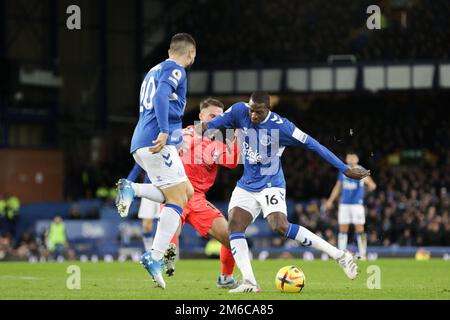 Liverpool, Großbritannien. 03. Januar 2023. Abdoulaye Doucoure #16 of Everton schießt während des Premier League-Spiels Everton gegen Brighton und Hove Albion in Goodison Park, Liverpool, Großbritannien, 3. Januar 2023 (Foto von Phil Bryan/News Images) in Liverpool, Großbritannien, am 1./3. Januar 2023. (Foto: Phil Bryan/News Images/Sipa USA) Guthaben: SIPA USA/Alamy Live News Stockfoto