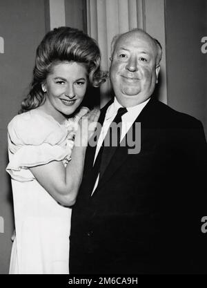 Foto von Joan Fontaine und Alfred Hitchcock aus der TV-Serie The Alfred Hitchcock Hour (1962-1965). Stockfoto