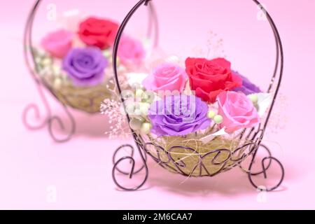 Ein Geschenk aus Preservrd-Blumen- und Tonblumen-Arrangement, farbenfrohe Rosen Stockfoto