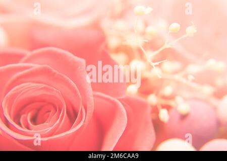 Ein Geschenk mit Preservrd-Blumen- und Tonblumen-Arrangement, Rosa und Rote Rosen Stockfoto