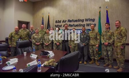 USA Generalmajor der Luftwaffe Kenneth T. BIBB Jr., 18. Befehlshaber der Luftwaffe und USA Air Force Chief Master Sgt. Chad Bickley, 18. Air Force Command Chief, posieren für ein Gruppenfoto mit den besten Künstlern des Teams Fairchild während ihres Besuchs auf dem Fairchild Air Force Base, Washington, 22. April 2022. BIBB und Bickley gewürdigten herausragende Airmen, die in ihren Einheiten alles daransetzten, um den Erfolg der Air Tanken Wing Mission 92. zu gewährleisten. Stockfoto