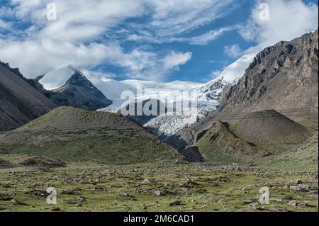 Der Karola-Gletscher ist einer der schönsten Gletscher in Tibet. Es liegt zwischen der Präfektur Lhokha und der Präfektur Shigatse - Tibet Stockfoto