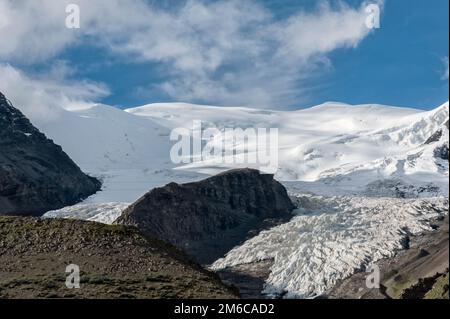 Der Karola-Gletscher ist einer der schönsten Gletscher in Tibet. Es liegt zwischen der Präfektur Lhokha und der Präfektur Shigatse - Tibet Stockfoto