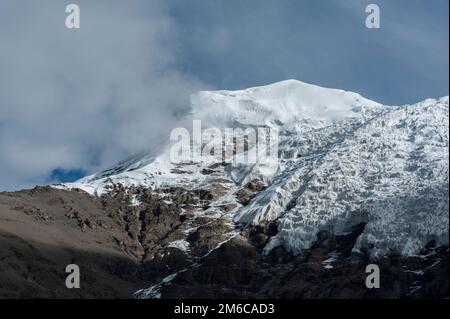 Der Karola-Gletscher ist einer der schönsten Gletscher in Tibet. Es liegt zwischen der Präfektur Lhokha und der Präfektur Shigatse - Tibet Stockfoto