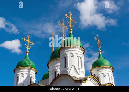 Kuppeln der Kirche der lebensspendenden Dreifaltigkeit in Leafs in Moskau, Russland Stockfoto