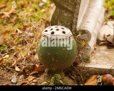 Grüner, leerer, runder Blumentopf in der Nähe des Friedhofs Stockfoto