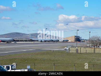 Zwei KC-135 Stratotanker des 92. Air Tanken Flügels führen während ihres Besuchs auf dem Fairchild Air Force Base, Washington, am 22. April 2022 nach einer Vorführung des Hot-Pit-Tankens für das 18. Air Force Command Team einen minimalen Abflug durch. Ziel der Demonstration war es, die Bemühungen von Team Fairchild zur Verbesserung der Fähigkeiten von Multifunktionsflugzeugen zu veranschaulichen. Stockfoto