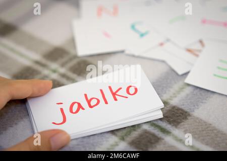 Tschechisch; Neues Wort lernen mit den Buchstabenkarten; APPLE schreiben Stockfoto