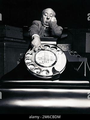 Alfred Hitchcock für "Dial M for Murder" von Sanford H. Roth (Warner Brothers, 1954). Stockfoto